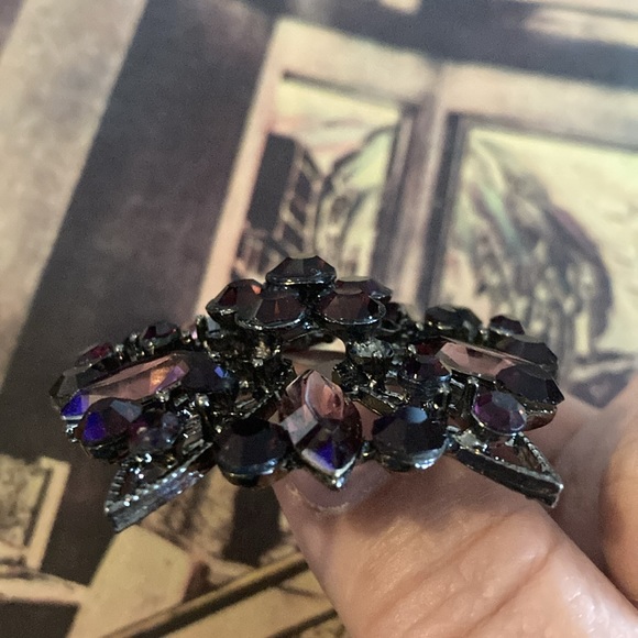Vintage purple flower corsage brooch. - Picture 4 of 5